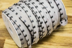 Кант з металевими зажимами (світло-сіра тканина, зістарений нікель, котон, метал, шир. 15 мм)