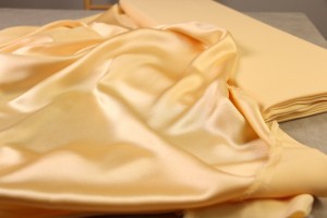  Тканина атласний шовк Італія (шовк 100%, жовтий ,шир. 1,30 м, щільність 95гр/м)