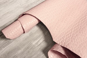 Кожа КРС Италия (светло-розовый, полуглянец, штамп под крокодил)
