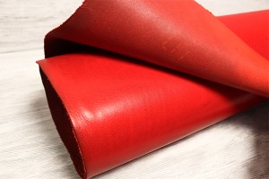 Кожа КРС Италия (красный, растительное дубление, легкая фактура)