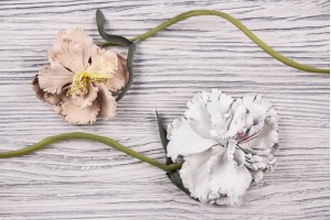 Цветок из кожи (на ножке, светло-серый, светло-бежевый)