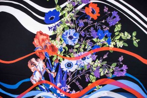 Ткань атлас Италия (полиэстер 100%, купон 1м, черный, цветы, шир. 1,50 м)