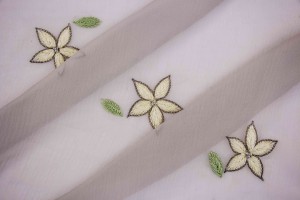 Тканина шифон Італія (креш, шовк 100%, світло-сірий, вишивка квіти, шир. 1,30 м)