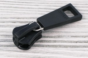 Бігунок RiRi 8 мм (чорний, пластик)