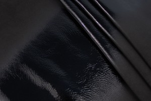 Кожа козлик Италия (черный, мягкий, лаковая полоса, замша)