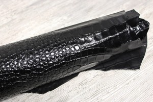 Шкіра овчина Італія (чорна, глянцева, штамп під крокодила)