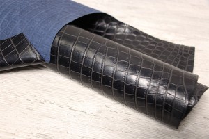 Шкіра ВРХ Італія (чорна з синею бахтармою, напівглянцева, штамп під крокодила)